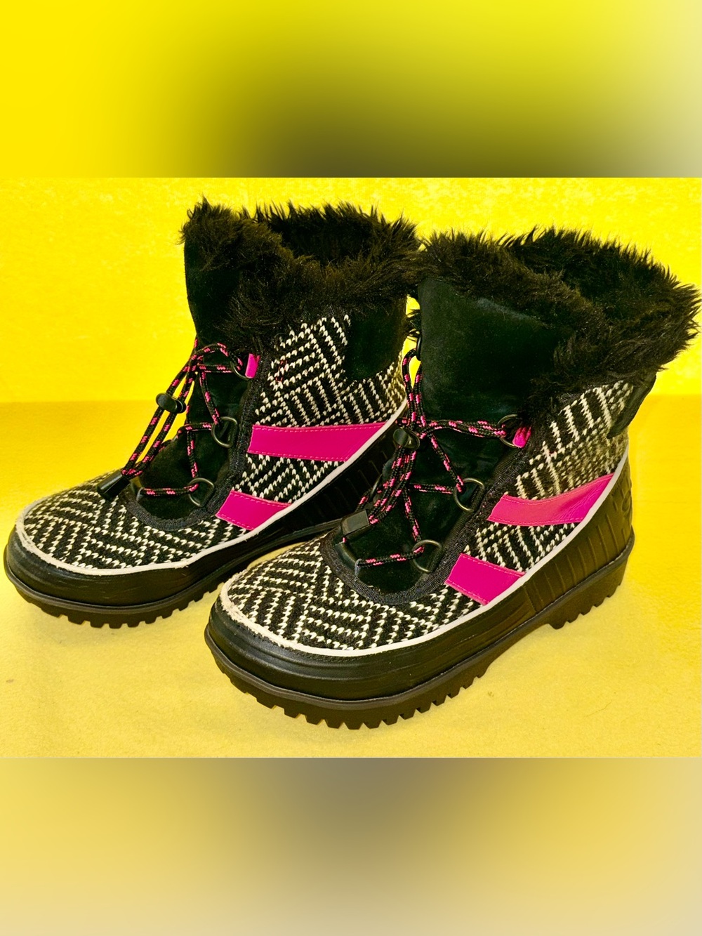 Sorel Tivoli I! Waterproof Winter Boots
Tweed Pink/Black Size 5
